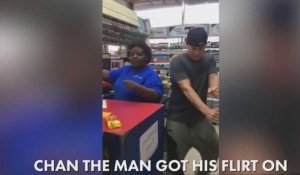 Channing Tatum rejoue Magic Mike avec la caissière d'une station-service (Vidéo)