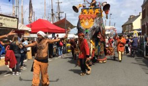 L'éléphant a commencé sa parade sur le port