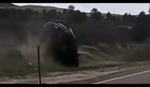 Un homme se crashe violemment sur une route après s'être endormi au volant (vidéo)