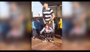 Paraguay : Un professeur aide une fillette handicapée à danser (Vidéo)