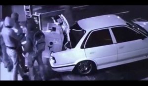 Des voleurs braquent un magasin mais le coffre-fort ne rentre pas dans leur voiture (vidéo)
