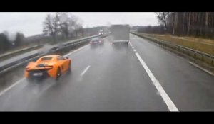 Russie : le conducteur d'une McLaren 650s se rate sur une route mouillée (vidéo)