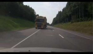 Russie : Il s'endort au volant et se retrouve à contresens face à un camion ! (Vidéo)
