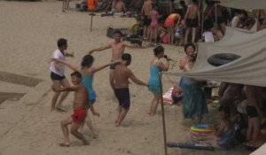 Danse, karaoké et palourdes à l'essence, les Nord-Coréens s'éclatent à la plage