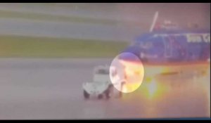 La foudre frappe un avion sur le tarmac et blesse un salarié (vidéo)