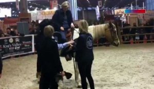 Marine Le Pen s'éclate au salon du cheval