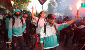 À Paris, les livreurs Deliveroo manifestent contre leur employeur