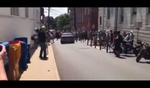 Charlottesville : un raciste fonce à la voiture bélier dans la foule (vidéo)
