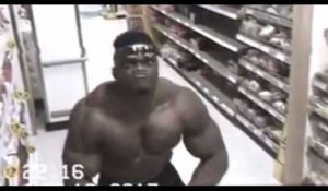 Un bodybuilder fait le show devant la caméra de surveillance d'un supermarché, la séquence hilarante (vidéo)