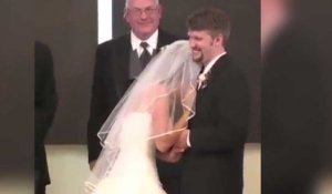 L'incontrôlable fou rire d'une mariée en plein échange de vœux (vidéo)