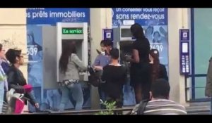 Des Roms utilisent un rat mort pour voler de l'argent à des passants au distributeur automatique (vidéo)