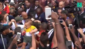 Les images impressionnantes du bain de foule de Neymar, au milieu des supporters du PSG