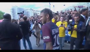 Neymar au PSG : l'accueil de folie des ultras parisiens (Vidéo)