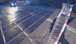 Deux hommes en scooter prennent tous les risques à un passage à niveau ! (Vidéo)