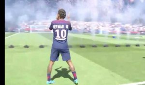 Les images de l'arrivée triomphale de Neymar sur la pelouse du Parc des Princes