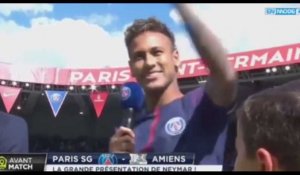 Neymar au PSG : il fait crier "Ici c'est Paris" aux supporters du Parc des Princes (Vidéo)