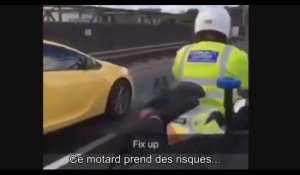 Un motard claque un policier sur l'autoroute ! (Vidéo)