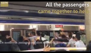 Chine : Ils sauvent un homme en soulevant un métro (Vidéo)