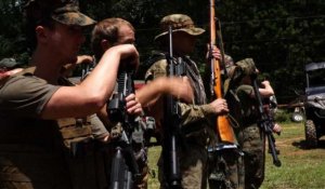 Dans le sud américain, une milice s'entraîne à prendre les armes
