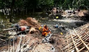 Des abris de fortune pour les victimes des inondations au Népal