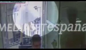 Attentat de Barcelone : un homme sauve un bébé de justesse ! (Vidéo)