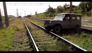 Il tente de traverser une voie ferrée avec sa voiture et échappe de peu à la mort (vidéo) 