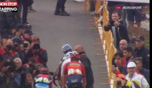 Vuelta : un piéton violemment percuté par des cyclistes après l'arrivée (vidéo)