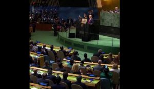 Macron tape du poing à l'ONU