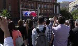 Les Arméniens regardent les funérailles d'Aznavour sur un écran