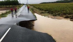 Inondations dans l'Aude: route effrondrée à Villegailhenc