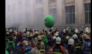 La manifestation de Bruxelles dégénère : affrontement entre pompiers et policiers 