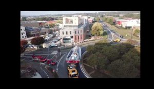 Le Mans. Le bateau expo Initiatives Cœur traverse la ville par la route - Vidéo Initiatives