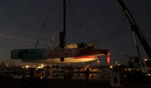 Saint-Malo. Le Multi50 de Gilles Lamiré à l'eau