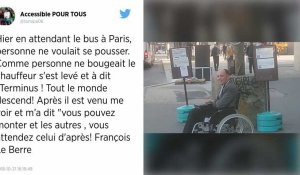 « Tout le monde descend ! » Un chauffeur de bus renvoie ses passagers pour faire monter un homme en fauteuil.