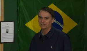 Brésil: Le candidat d'extrême droite Jair Bolsonaro vote