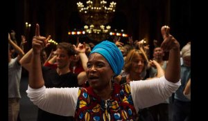 Le public du Monde Festival danse sur la scène du Palais Garnier