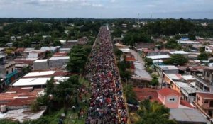 Images aériennes de migrants forçant la frontière mexicaine