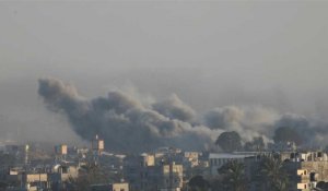 De la fumée envahit le ciel lors de frappes israéliennes sur Khan Younès