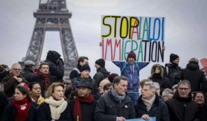 Loi immigration : les opposants demandent à Emmanuel Macron de ne pas promulguer la loi