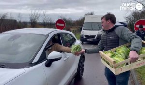 VIDÉO. Agriculteurs en colère. Légumes et laitages distribués sur les barrages dans la Manche