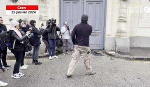 VIDÉO. Colère des agriculteurs : les manifestants déposent leurs bottes devant la préfecture de Caen