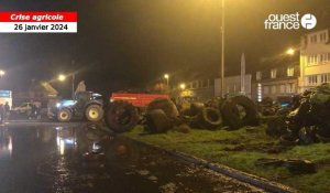 VIDÉO. Les agriculteurs mettent le feu devant la mairie de Guingamp