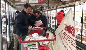 VIDÉO. Les agriculteurs s'invitent dans les supermarchés de Fougères