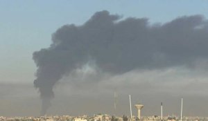 De la fumée se dégage de Khan Younès, vue depuis Rafah