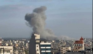 De la fumée s'élève après des frappes aériennes sur Rafah