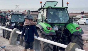 Les agriculteurs manifestent au Touquet, 200 tracteurs sur la digue