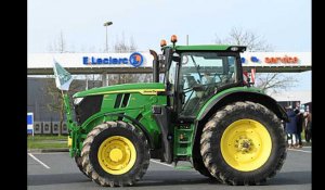 VIDÉO. Près de Rennes, Leclerc bloqué toute la journée par les agriculteurs