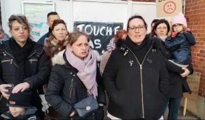 Les parents d'élèves et les élus d'Esmery-Hallon devant l'école pour protester contre une fermeture