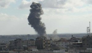 De la fumée s'échappe après des frappes israéliennes sur Gaza