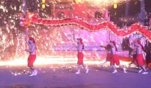 La danse du dragon du feu pour marquer le Nouvel An chinois